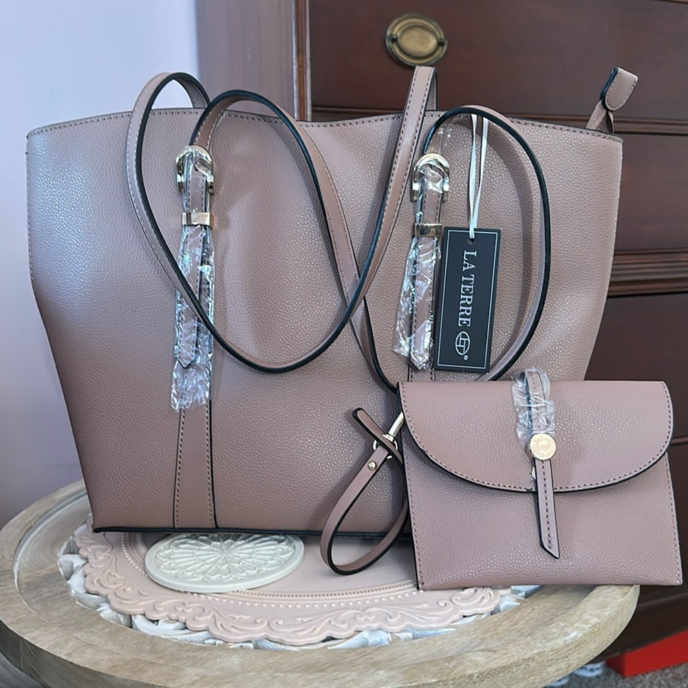 NWT La Terre tote with matching Wristlet !